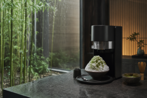 雨の竹林を望むキッチンの電動かき氷器